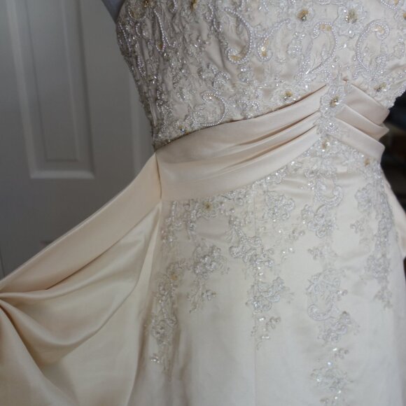 NWT $599 DAVID’S BRIDAL Champaign Beaded Pleated Sleeveless Wedding Dress – Sz 4 - Picture 2 of 11